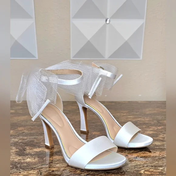 Kelly & Katie White Satin Bow Heels Size 7.5M Elegant Bridal Ankle Strap Sandals - Picture 2 of 7